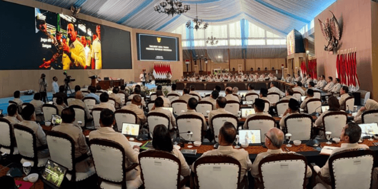 Presiden Prabowo Subianto menyampaikan Taklimat Awal Tahun kepada seluruh jajaran Kabinet Merah Putih di kediamannya di Hambalang, Kabupaten Bogor, pada Selasa, 6 Januari 2026.(Presidenri)