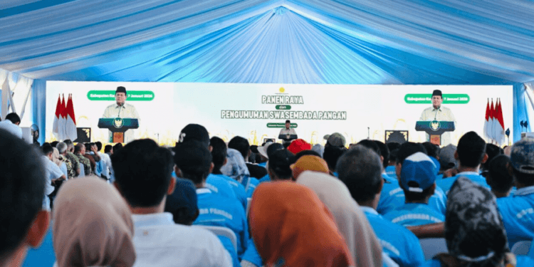 Presiden Prabowo Subianto menyampaikan sambutan pada acara Panen Raya di Desa Kertamukti, Kabupaten Karawang, Provinsi Jawa Barat, pada Rabu, 7 Januari 2026.(Presidenri)