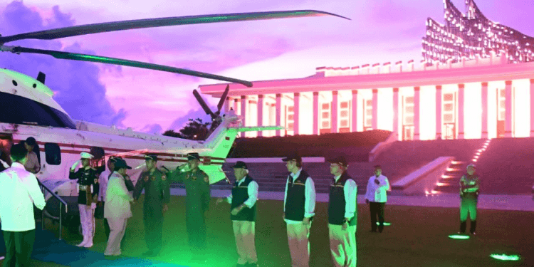 Presiden Prabowo Subianto tiba di Helipad Halaman Istana Negara, di Ibu Kota Nusantara (IKN), Kabupaten Penajam Paser Utara, Provinsi Kalimantan Timur, pada Senin sore, 12 Januari 2026.(Presidenri)