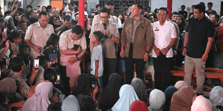 Presiden Prabowo Subianto memeluk seorang anak saat merayakan Tahun Baru 2026 bersama warga terdampak bencana, di Desa Batu Hula, Kecamatan Batang Toru, Kabupaten Tapanuli Selatan, pada Rabu malam, 31 Desember 2025.(Presidenri)