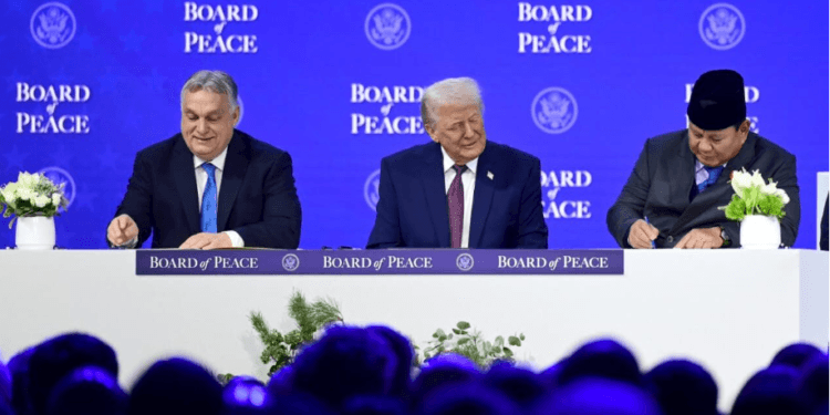 Presiden RI Prabowo Subianto duduk sejajar dengan Presiden AS Donald Trump, saat menandatangani Board of Peace (BoP) Charter pada Kamis, 22 Januari 2026 di Davos, Swiss.(Presidenri)