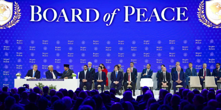 Presiden RI Prabowo Subianto terlihat berbincang dengan Presiden AS usai penandatanganan Board of Peace (BoP) Charter pada Kamis, 22 Januari 2026 di Davos, Swiss.(Presidenri)