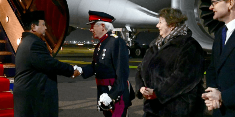Presiden Republik Indonesia Prabowo Subianto tiba di Bandar Udara London Stansted, Inggris, Minggu malam, 18 Januari 2026.(Presidenri)