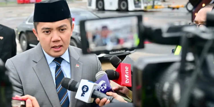 Seskab Teddy Indra Wijaya menyampaikan keterangan pers kepada awak media di London, Inggris, pada Rabu, 21 Januari 2026.(Presidenri)