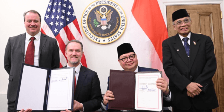 Menteri Koordinator Bidang Perekonomian Airlangga Hartarto menandatangani dokumen lampiran perjanjian bersama Duta Besar Jamieson Greer di kantor United States Trade Representative (USTR), Washington DC, pada Kamis, 19 Februari 2026.(Presidenri)