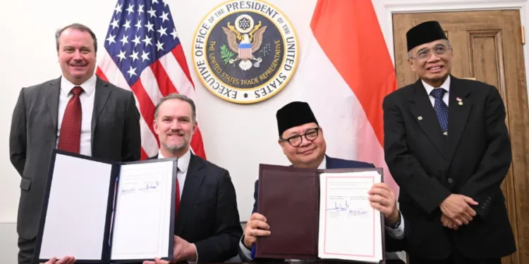 Menteri Koordinator Bidang Perekonomian Airlangga Hartarto menandatangani dokumen lampiran perjanjian bersama Duta Besar Jamieson Greer di kantor United States Trade Representative (USTR), Washington DC, pada Kamis, 19 Februari 2026.(Presidenri)