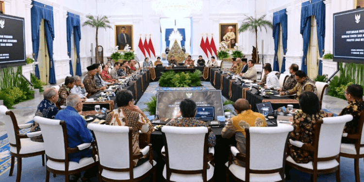 Presiden Prabowo Subianto menerima sejumlah mantan menteri luar negeri, mantan wakil menteri luar negeri, serta tokoh senior diplomasi nasional di Istana Merdeka, Jakarta, pada Rabu, 4 Februari 2026.(Presidenri)