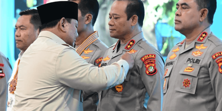 Presiden Prabowo Subianto menganugerahkan Tanda Kehormatan Republik Indonesia kepada sejumlah penerima di SPPG Polri Palmerah, Jakarta, pada Jumat, 13 Februari 2026.(Presidenri)