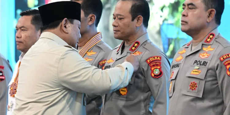 Presiden Prabowo Subianto menganugerahkan Tanda Kehormatan Republik Indonesia kepada sejumlah penerima di SPPG Polri Palmerah, Jakarta, pada Jumat, 13 Februari 2026.(Presidenri)