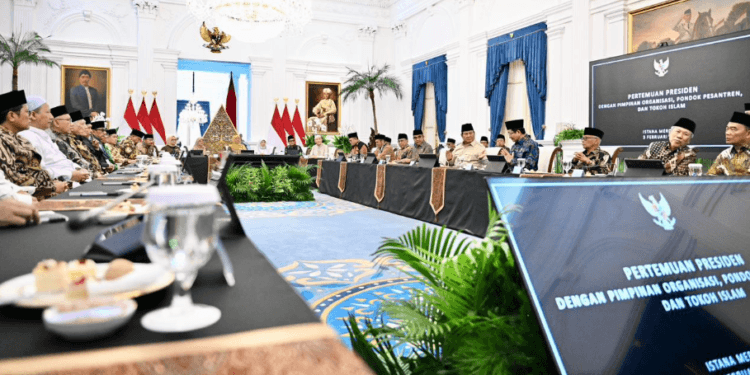 Presiden Prabowo Subianto menggelar pertemuan bersama para pimpinan ormas dan pimpinan pondok pesantren di Istana Merdeka, Jakarta, pada Selasa, 3 Februari 2026.(Presidenri)