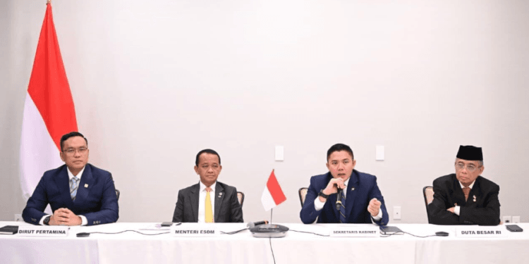 Sekretaris Kabinet Teddy Indra Wijaya menyampaikan keterangannya kepada awak media di Washington D.C., pada Jumat, 20 Februari 2026.(Presidenri)