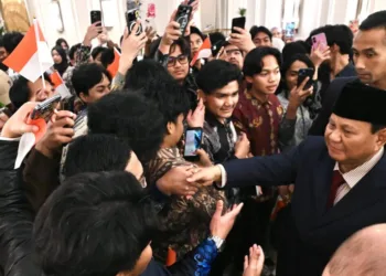 Diplomasi yang Menyentuh Hati: Sambutan Haru Diaspora Indonesia Warnai Kedatangan Prabowo di Amman