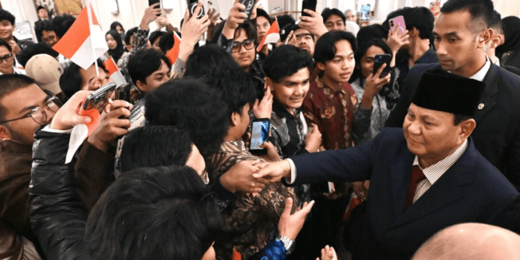 Presiden Prabowo Subianto disambut hangat oleh diaspora saat tiba di hotel tempatnya bermalam di Amman, Kerajaan Yordania Hasyimiah, pada Selasa, 24 Februari 2026.(Presidenri)