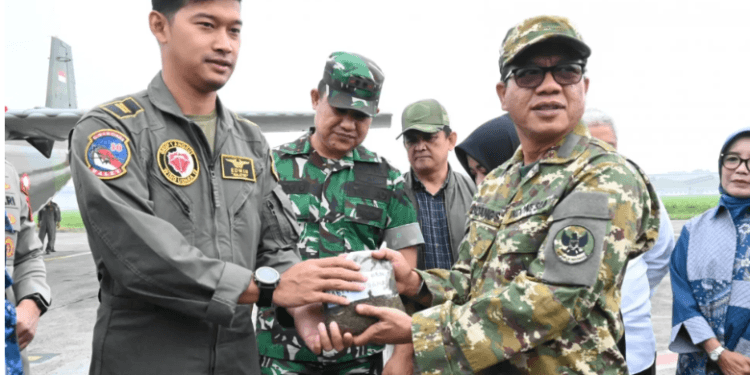 TNI AU dan Pemkab Bandung tebar 11 ton benih pohon.(Puspen TNI)