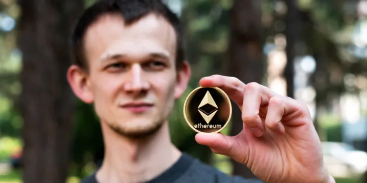 Vitalik Buterin memegang koin Ethereum.(gr)