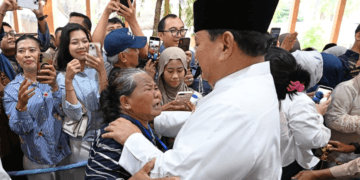 Kisah Haru Warga Saat Bersalaman dengan Presiden Prabowo di Gelar Griya Istana