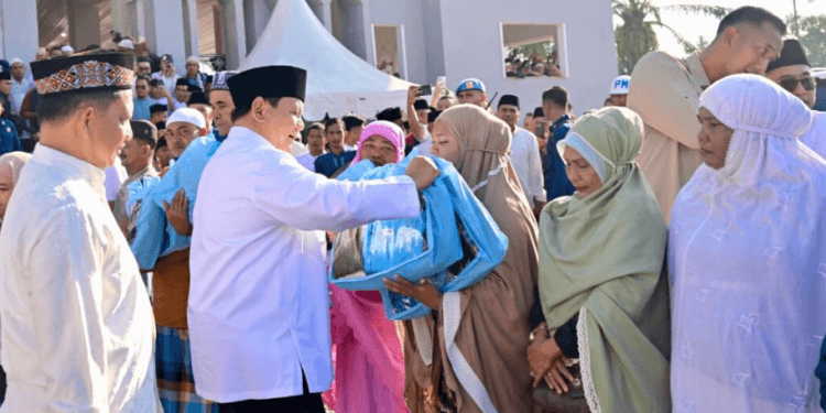 Presiden Prabowo Subianto bertemu dengan masyarakat usai melaksanakan salat Idulfitri di Masjid Darussalam, kawasan hunian sementara Kabupaten Aceh Tamiang, Sabtu, 21 Maret 2026.(Presidenri)