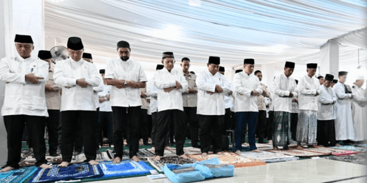 Presiden Prabowo Subianto melaksanakan salat Idulfitri bersama masyarakat di Masjid Darussalam, kawasan hunian sementara (huntara), Kabupaten Aceh Tamiang, Provinsi Aceh, pada Sabtu, 21 Maret 2026 bertepatan dengan 1 Syawal 1447 Hijriah.(Presidenri)