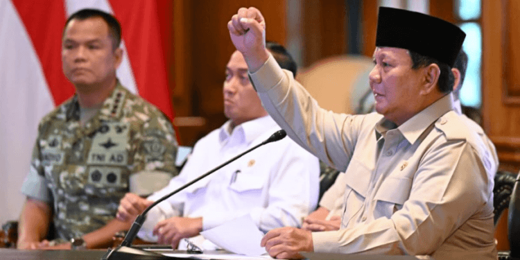 Presiden Prabowo Subianto melakukan dialog langsung dengan para kepala daerah, aparat, dan masyarakat dari berbagai wilayah melalui konferensi video dari kediaman pribadinya di Hambalang, Bogor, Jawa Barat, pada Senin, 9 Maret 2026.(Presidenri)
