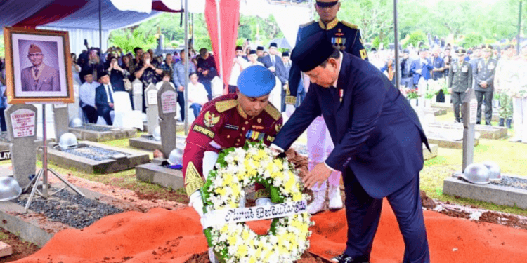 Presiden Prabowo Subianto memimpin upacara pemakaman almarhum Try Sutrisno, Wakil Presiden ke-6 RI di TMPNU Kalibata, Jakarta, pada Senin, 2 Maret 2026.(Presidenri)