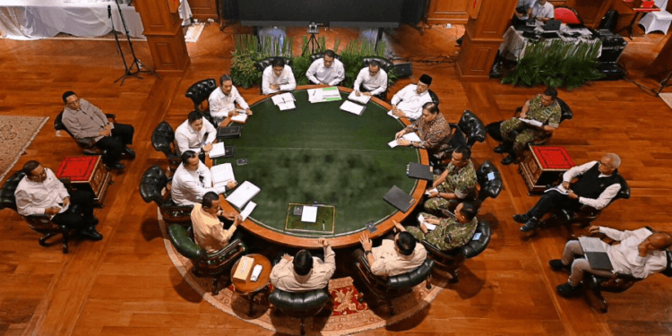 Presiden Prabowo Subianto menerima sejumlah menteri Kabinet Merah Putih dalam pertemuan strategis yang digelar di kediaman pribadinya di Hambalang, Bogor, Jawa Barat, pada Senin, 9 Maret 2026.(Presidenri)