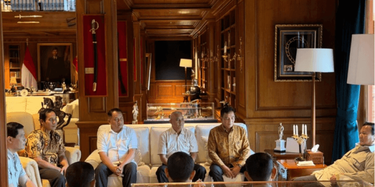Presiden Prabowo Subianto menggelar pertemuan hangat bersama para mantan ajudan dan pengawal yang pernah mendampinginya semasa berdinas di TNI, pada Minggu, 8 Maret 2026, di Hambalang, Bogor.(Presidenri)