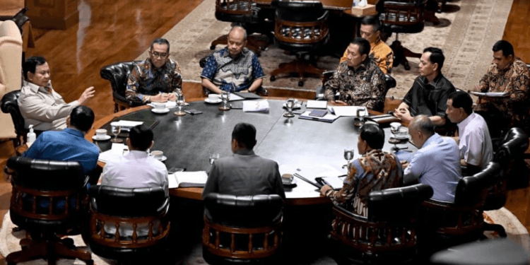 Presiden Prabowo Subianto menggelar rangkaian rapat bersama sejumlah menteri Kabinet Merah Putih di kediaman pribadinya di Hambalang, Bogor, Jawa Barat, pada Minggu, 8 Maret 2026.(Presidenri)