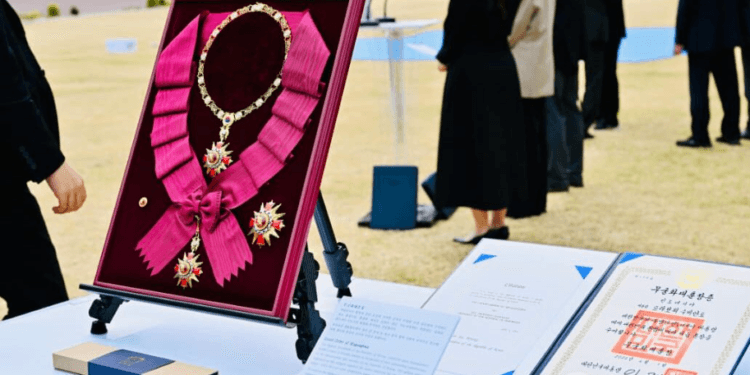 Ini penghargaan kehormatan tertinggi dari Pemerintah Republik Korea berlabel The Grand Order of Mugunghwa, yang dianugerahkan langsung oleh Presiden Republik Korea Lee Jae Myung kepada Presiden RI Prabowo Subianto pada Rabu, 1 April 2026.(Presidenri)