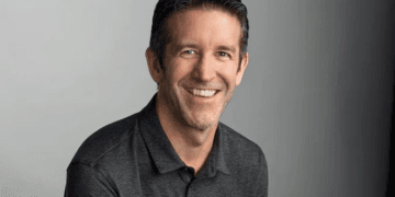 Bertemu CEO Baru Apple: John Ternus dan Misi Besarnya Menggantikan Tim Cook