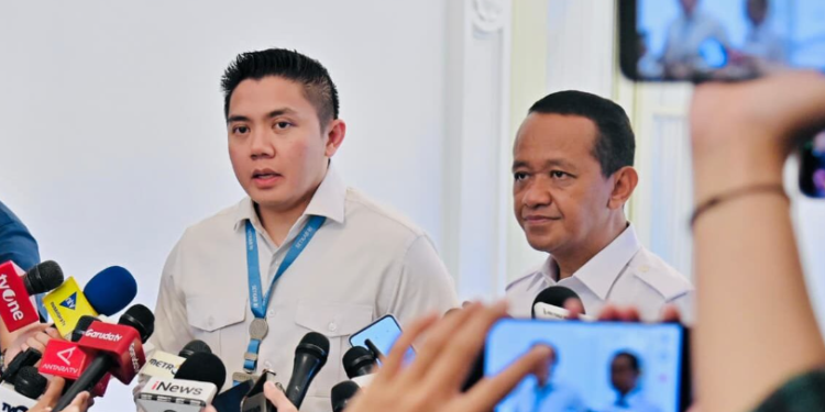 Menteri ESDM Bahlil Lahadalia dan Seskab Teddy Indra Wijaya menyampaikan keterangan kepada awak media di Istana Merdeka, Jakarta, pada Kamis, 16 April 2026.(Presidenri)