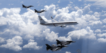 Momen HUT ke-80 TNI AU: Pesawat Presiden Prabowo Subianto Dikawal Enam Jet Tempur