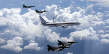 Momen HUT ke-80 TNI AU: Pesawat Presiden Prabowo Subianto Dikawal Enam Jet Tempur