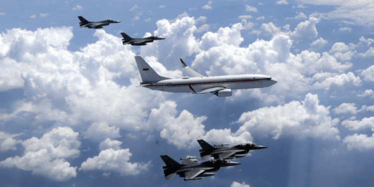 Pesawat Kepresidenan yang membawa Presiden Prabowo Subianto dari Pangkalan Udara Halim Perdanakusuma, Jakarta menuju Pangkalan Udara Adisutjipto, Kabupaten Sleman pada Kamis, 9 April 2026, mendapat pengawalan udara dari TNI AU.(Presidenri)