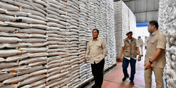 Presiden Prabowo Subianto melakukan sidak langsung ke Kompleks Gudang Bulog Danurejo di Kabupaten Magelang pada Sabtu, 18 April 2026.(Presidenri)