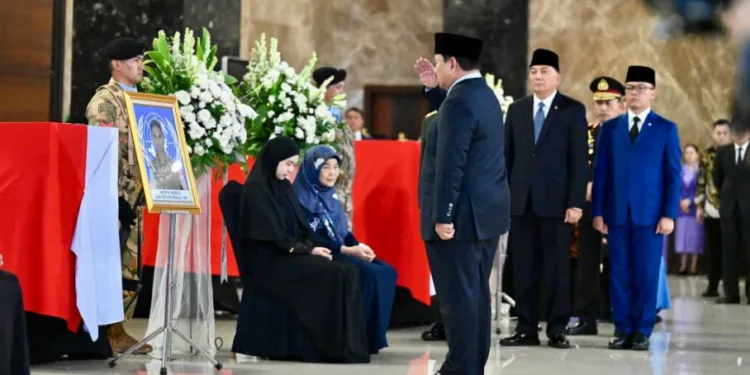 Presiden Prabowo Subianto memberikan penghormatan terakhir kepada tiga personel TNI penjaga perdamaian Indonesia yang gugur saat menjalankan tugas di Lebanon.(Presidenri)