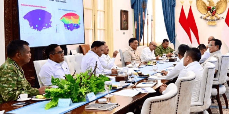 Presiden Prabowo Subianto memimpin rapat terbatas dengan sejumlah Menteri Kabinet Merah Putih di Istana Merdeka, pada 20 April 2026.(Presidenri)