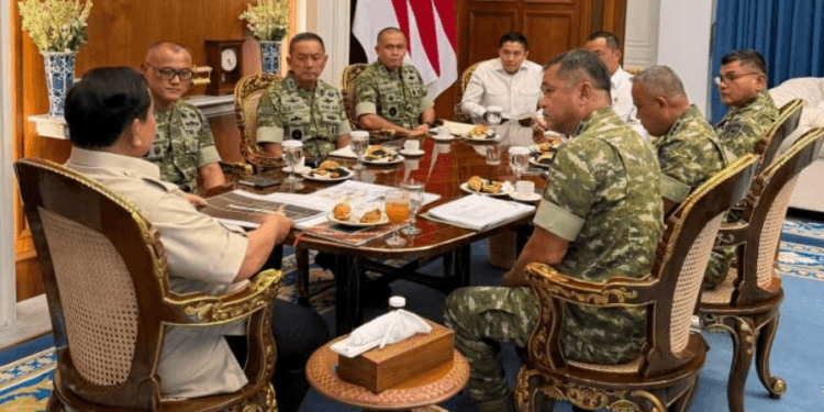 Presiden Prabowo Subianto menerima laporan dari Kasad Jenderal TNI Maruli Simanjuntak, Kamis (16/04/2026).(Presidenri)