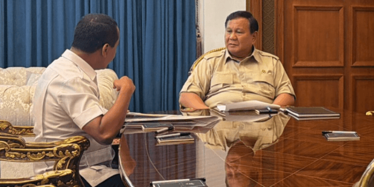 Presiden Prabowo Subianto menerima laporan dari Menteri ESDM Bahlil Lahadalia di Istana Merdeka, Jakarta, pada Kamis, 16 April 2026.(Presidenri)
