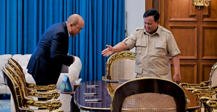 Presiden Prabowo Subianto menerima laporan dari Menteri Investasi dan Hilirisasi, Rosan Roeslani, di Istana Merdeka, Jakarta, pada Selasa, 21 April 2026.(Presidenri)