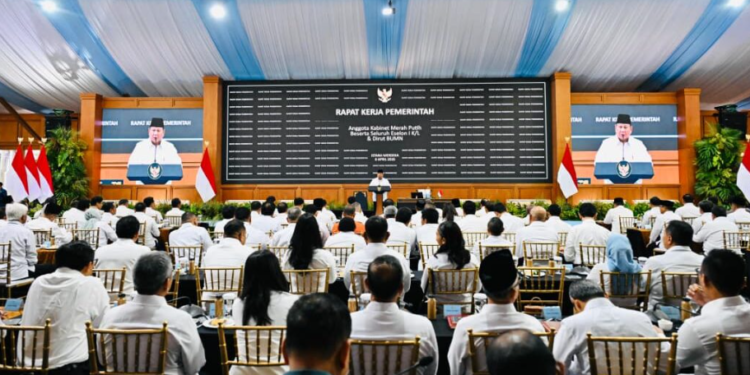 Presiden Prabowo Subianto menggelar Rapat Kerja Pemerintah bersama anggota Kabinet Merah Putih, seluruh pejabat Eselon I kementerian/lembaga, serta Direktur Utama BUMN di kompleks Istana Kepresidenan Jakarta, pada Rabu, 8 April 2026.(Presidenri)