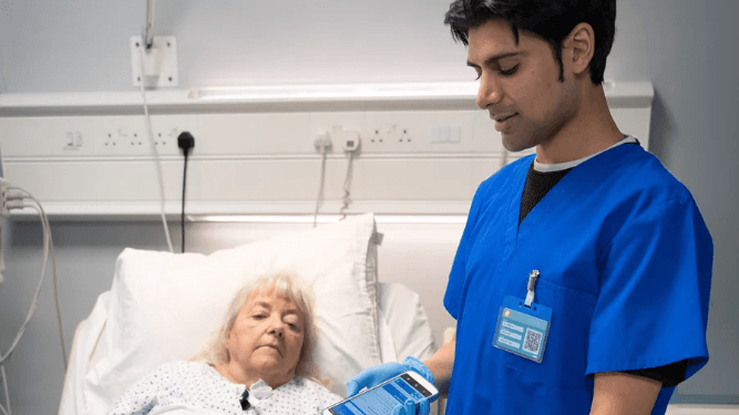 Ilustrasi perawat memeriksa pasien di rumah sakit.(aim)