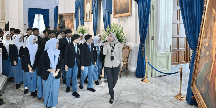 Siswa-siswi SMKN 19 Jakarta mengunjungi Istana Merdeka saat mengikuti program "Istana untuk Siswa Sekolah" pada Selasa, 7 April 2026.(Presidenri)