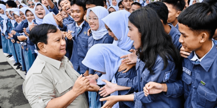 Ratusan pelajar yang tergabung dalam Forum OSIS Jawa Barat (FOJB) berkesempatan bertemu langsung Presiden Prabowo Subianto saat program “Istana untuk Anak Sekolah” pada Selasa, 5 Mei 2026.(Presidenri)