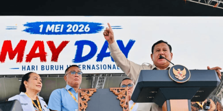 Presiden Prabowo Subianto menyampaikan sambutan dengan penuh semangat pada peringatan Hari Buruh Internasional di kawasan Lapangan Silang Monumen Nasional, Jumat, 1 Mei 2026.(Presidenri)
