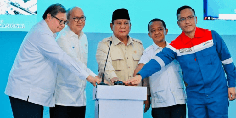 Presiden Prabowo Subianto melakukan groundbreaking proyek hilirisasi nasional tahap II di Refinery Unit IV Cilacap, Jawa Tengah, pada Rabu, 29 April 2026.(presidenri)
