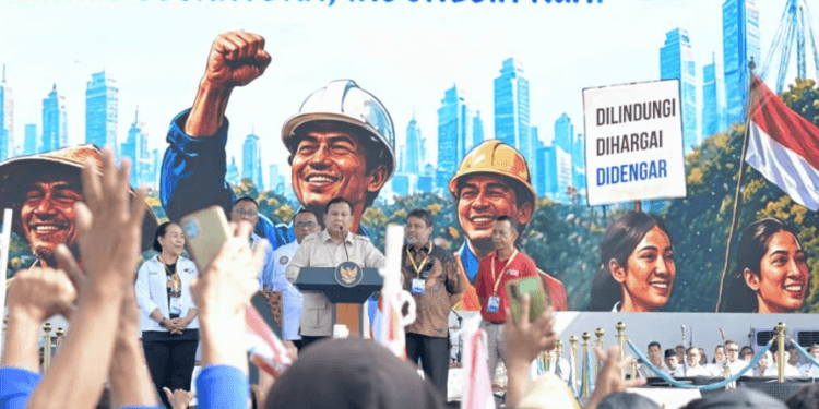 Presiden Prabowo Subianto menegaskan komitmen pemerintah dalam meningkatkan kesejahteraan pengemudi transportasi online (ojol) saat menghadiri Peringatan Hari Buruh Internasional di kawasan Lapangan Silang Monas, Jakarta, Jumat, 1 Mei 2026.(Presidenri)