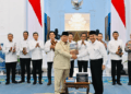 Presiden Prabowo Terima 10 Buku Reformasi Polri, Kapolri Siap Jalankan Perubahan Besar hingga 2029