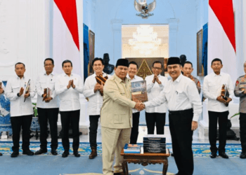 Presiden Prabowo Terima 10 Buku Reformasi Polri, Kapolri Siap Jalankan Perubahan Besar hingga 2029