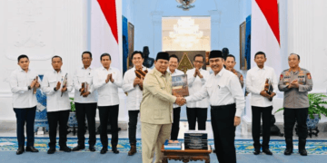 Presiden Prabowo Terima 10 Buku Reformasi Polri, Kapolri Siap Jalankan Perubahan Besar hingga 2029