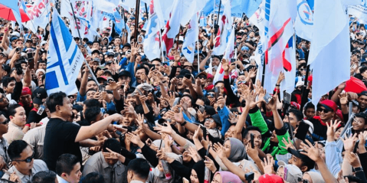 Presiden Prabowo Subianto mengahadiri secara langsung peringatan Hari Buruh Internasional bersama ribuan pekerja di kawasan Lapangan Silang Monumen Nasional (Monas), Jakarta, pada Jumat, 1 Mei 2026.(Presidenri)